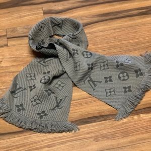 SOLD!! LOUIS VUITTON GREY LOGO MANIA SCARF 100%